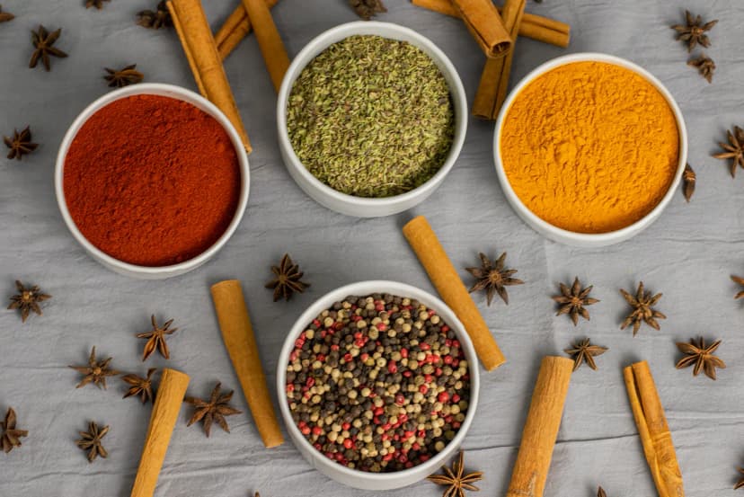 Imagen de especias como pimentón, curry, orégano y ajo deshidratado - Reyna Frutas Distribuidora