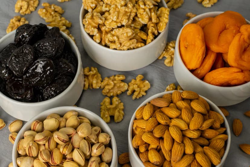 Imagen de frutas secas y desecadas como ciruelas, dátiles y nueces - Reyna Frutas Distribuidora