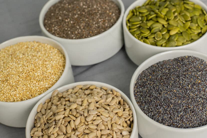 Imagen de semillas naturales como chía, girasol y sésamo - Reyna Frutas Distribuidora